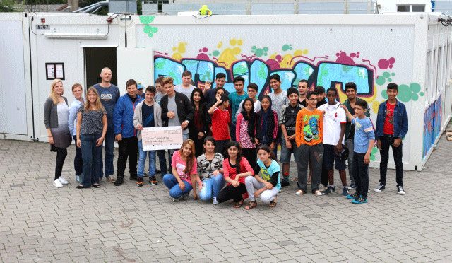 Schülerrat übergibt Spende an die Schüler in der Flüchtlingsunterkunft