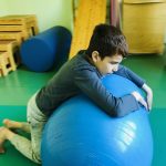 Physiotherapie Pezziball Gleichgewicht