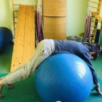 Physiotherapie Pezziball Gleichgewicht
